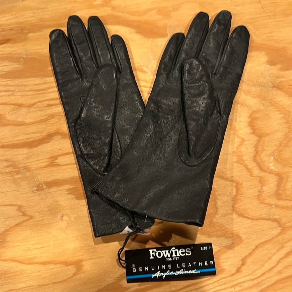 NWT , black leather gloves 
Size 7